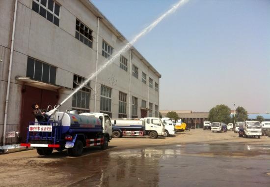 枯草引發(fā)火災(zāi),環(huán)衛(wèi)車灑水車緊急救援現(xiàn)場(chǎng) 枯草引發(fā)火災(zāi),環(huán)衛(wèi)車灑水車緊急救援現(xiàn)場(chǎng)