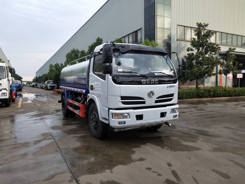 棗莊老城區每天灑水2000余噸 出動22輛灑水車 棗莊老城區每天灑水2000余噸 出動22輛灑水車