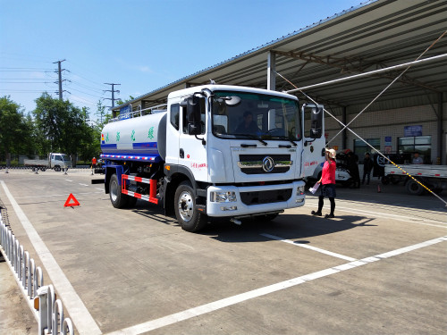 東風環(huán)衛(wèi)灑水車在哪買 東風天錦15方灑水車可抑塵降靄 東風環(huán)衛(wèi)灑水車在哪買 東風天錦15方灑水車可抑塵降靄