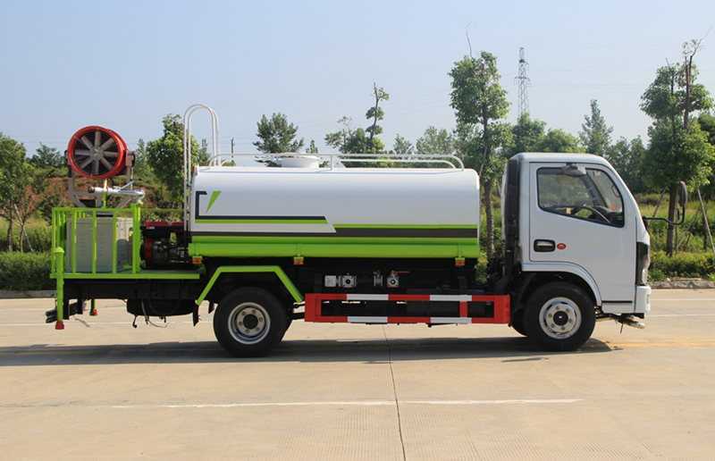 �|�L(f��ng)С������5����ˮ܇�����ױP���ã�  ���Ö|�L(f��ng)D6ϵ���¿��{��ң�3308mm�S�࣬���d����ȫ��115�R�����Ͱl(f��)�әC�򳯲�130�R�����Ͱl(f��)�әC���f��P5�n׃���䣬3.5T���7.00R16䓽z̥��ABS����(bi��o)��늄Ӵ����п��i���b��耳ס����g��܇�����Ԅ����i������x��˲�r�ͺģ��Ƽ���ʮ�㣬�{�˸����m��GB7258��Ҏ(gu��)��  �|�L(f��ng)С������������ˮ܇��  ����4mm��(y��u)�|(zh��)̼䓰壬�ރ�(n��i)�����p���˸��壬���Þ�ˮ܇����ˮ�ã��܌��F(xi��n)���M�ó����ܣ������bǰ�_���󞢡���(c��)������ˮ܇ƽ�_����ˮ���ڣ����{(di��o)��(ji��)ֱ�������ꡢС�ꡢëë�ꡢ�F��Ч���������ɸ���ˮ�ܣ�����������ȼ������ӿڡ���ˮ܇��ֱ����7�ף���ˮ���ȴ���20�ף���̴���28�ס���ˮ܇�ɼ��bǰ�_�󞢚���y�{��ҿ��ơ��ɼ��b�F�ڙC�M�l(f��)늙C�M���F���m�b�á�