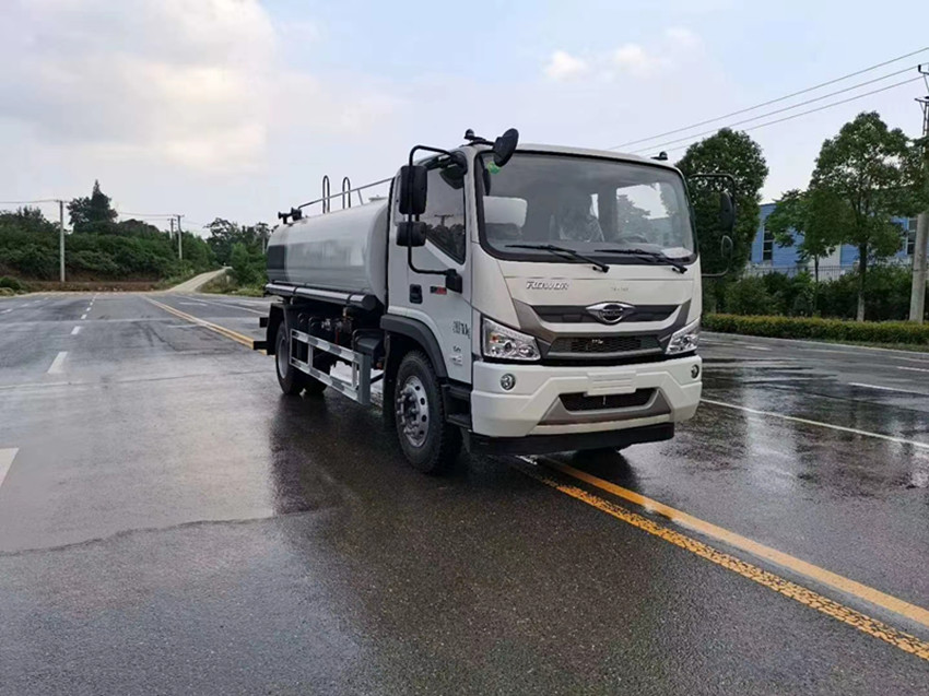 新灑水車(chē) 新灑水車(chē)