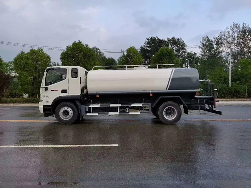 新灑水車(chē) 新灑水車(chē)